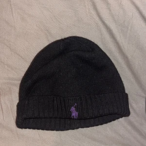 Ralph Lauren Mössa One Size - Säljer en snygg Ralph Lauren mössa i färgen svart. Storleken är One Size. Skriv gärna för mer info och bilder!
