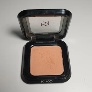 Kiko ögonskygga / blush - Ögonskugga i färg 43 som också funkar som rouge/ blush, påminner om Dior Backstage blush (se bild 3) när man har den på kinderna.  