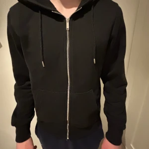 Zip hoodie  - Säljer denna feta tröja den har inga defekterna.