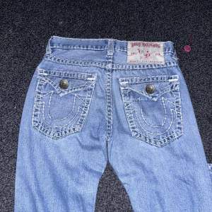 Ett par true religion jeans i top kvalite, samt top skick. nypris 3400kr. Mått 106 längd, benöpning 21. Storlek M
