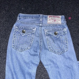 True religion jeans - Ett par true religion jeans i top kvalite, samt top skick. nypris 3400kr. Mått 106 längd, benöpning 21. Storlek M