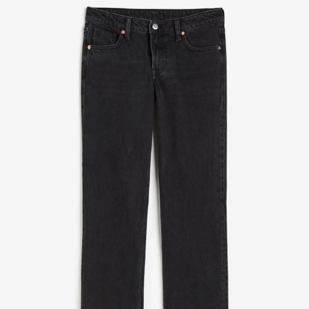 Skit snygg lågmidjade svarta jeans🩷 säljer då dom inte kommer till användning, är helt nya och aldrig använda🫶🏻 vid frågor är det bara att höra av sig🩷. Jeans & Byxor.