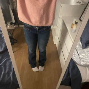 Valerie ltb jeans - Säljer dessa jeans från ltb då dom tyvärr var för stora för mig. Jag har endast provat dom men dom har lite slitningar sen innan. Skriv för fler bilder och detaljer. Frakten tillkommer och priset går att diskutera.💕💕(Jag är 170cm lång)