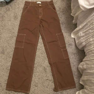 Cargobyxor - Bruna cargobyxor från Zara som är använda ett fåtal gånger därav i fint skick!