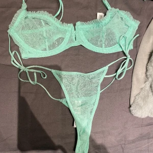 Matchande underklädesset - Helt oanvända, fel storlek för mi. Från primark. Storlek 75C på bh och s på trosorna. 