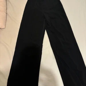 Byxor - Kostymbyxor från bikbok storlek 38 aldrig använda  Långa!