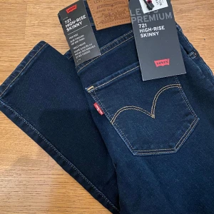 Levis High Rise Skinny jeans - NY! - Helt nya med prislappen kvar i storlek 25. Kan skicka fler bilder om det önskas. 