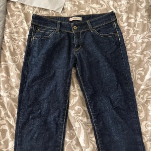 Lågmidjade jeans - Levis jeans i en lågmidjad modell, även straightleg skulle jag påstå. 