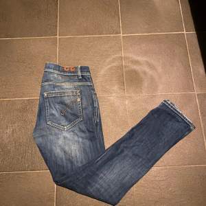 Blåa Dondup jeans storlek 33 . Jeansen är i bra skick lite tecken på användning.  Tveka inte på höra av dig vid funderingar 