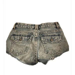 Lågmidjade Shorts  - Supersnygga lågmidjade shorts ifrån pull&bear använda 1-2 gånger i nyskick! Köpta förra sommaren, säljes då de inte kommer till användning 