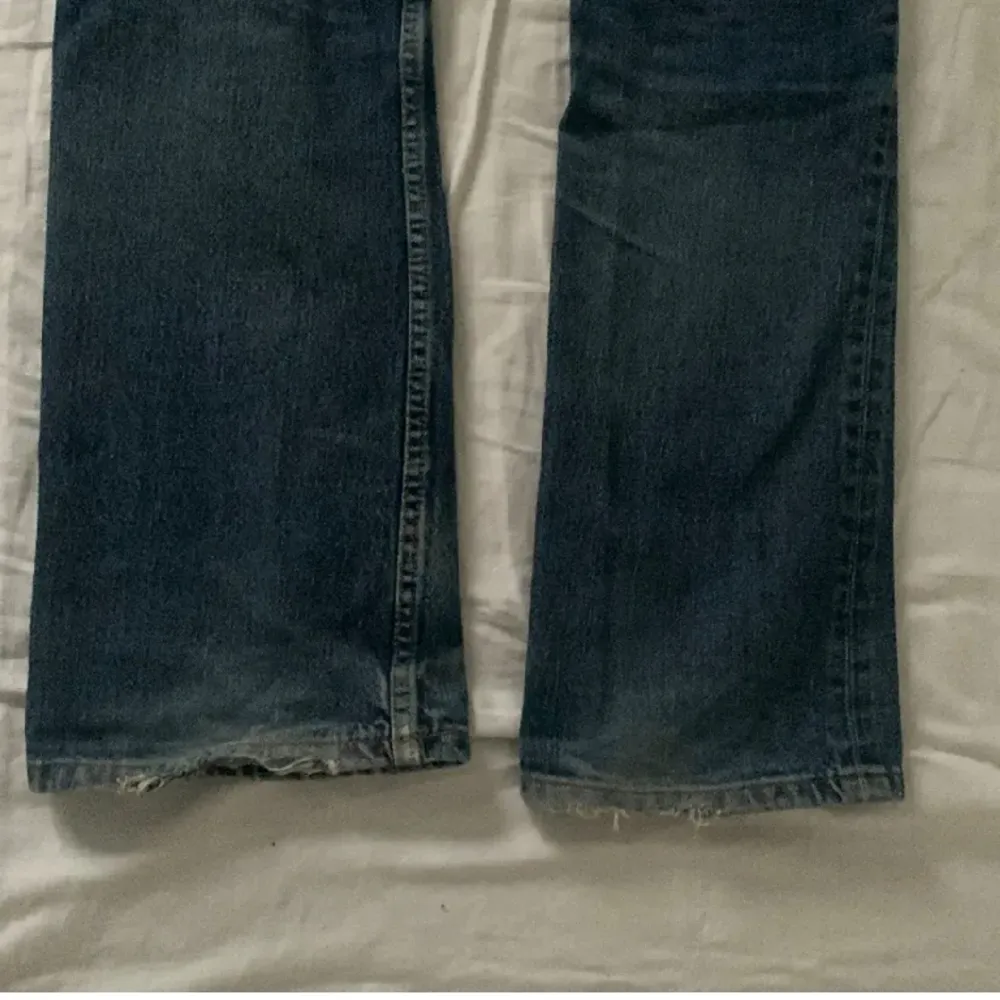 jättesnygga levis jeans, har lite slitningar mellan benen men syns ingeting när man har på sej dom. storlek W29 L32. Jeans & Byxor.