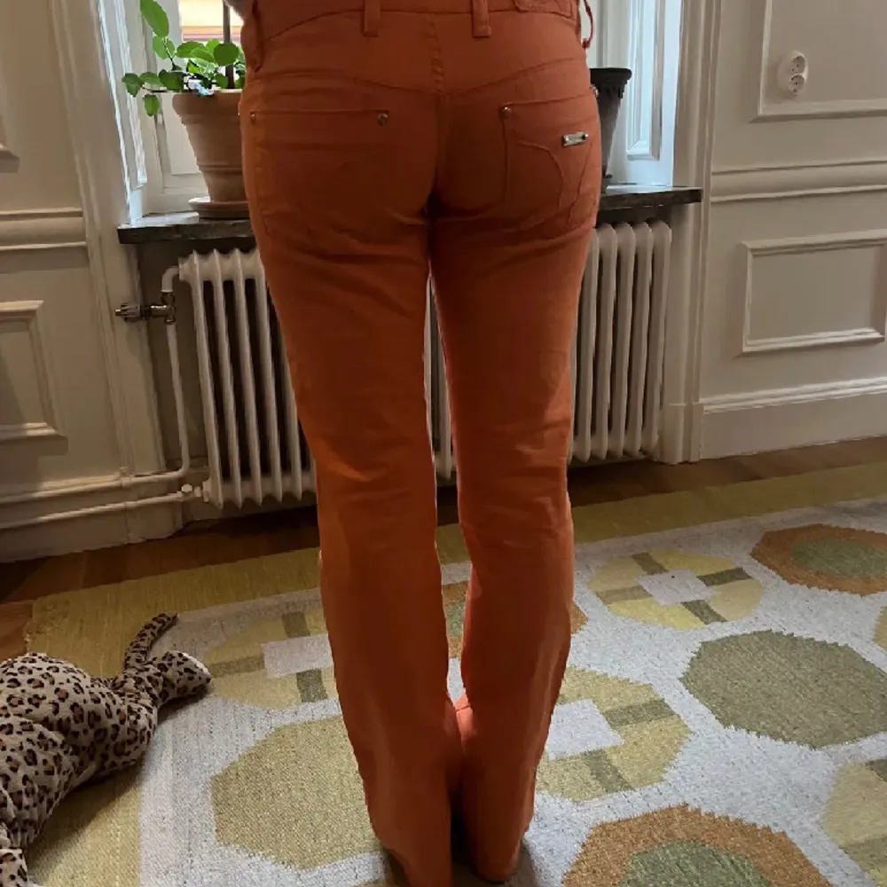 Sååå coola orangea jeans! Skitsnyggt till någon middag eller att ha i skolan🧡 *lånade bilder*. Jeans & Byxor.