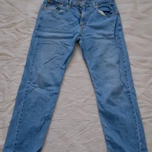 Levi’s 502 hi ball, worn but in good condition. No signs of wear. Can send measurements if needed :)