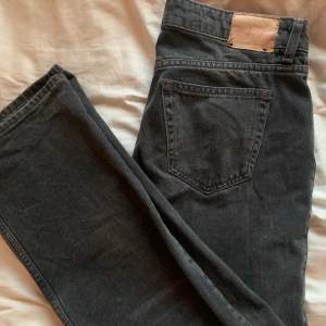 Säljer mina älskade low arrow jeans från weekday. Dom är använda ett få tal gånger och är super bekväma och har inga defekter. Skriv om intresserad och pris kan alltid diskuteras😊