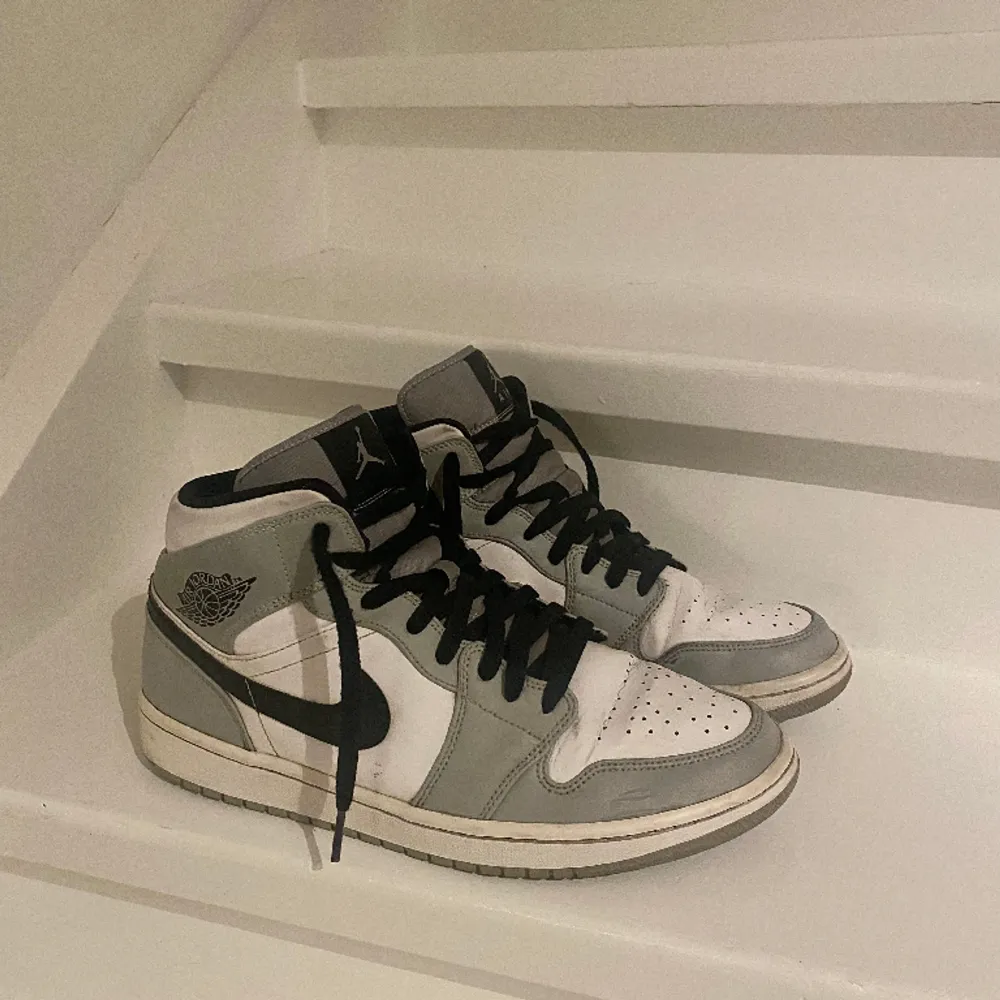 Storlek 44 men är som 43 ( jag har det i andra skor), är använda så finns lite små märken, säljer dom för jag inte använder dom, köpta i göteborg skickas i lådan och påsen. Kan även ta bud. Kengät.
