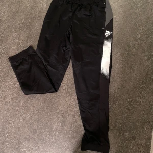 Adidas byxa storlek S - Adidas byxa storlek S