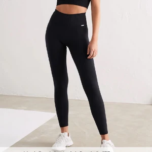 Aimn tights  - Jätte sköna tajts i nyskick, från aimn i modellen Black limitless seamless tights. Nypris 699kr! Hör av er vid funderingar ☺️💕