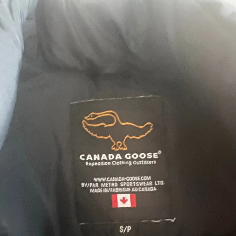 Säljer vår äkta Canada Goose väst i storlek S. Västen är svart! Fint begagnat skick! . Jackor.