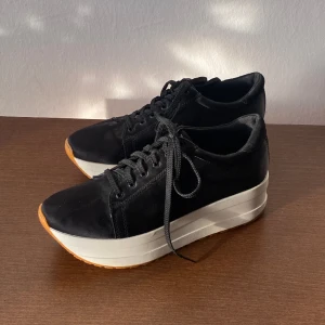 Vagabond Casey Sneakers - Sneakers med platå från Vagabond Shoemakers. Använt ytterst få gånger, väldigt fint skick. Nypris 1000kr, säljer för 500kr. Storlek 37