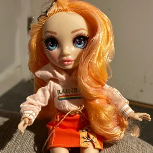 Rainbow high poppy Rowan  - Den är i bra skick, har i princip aldrig rörts sen jag tog ut den från boxen