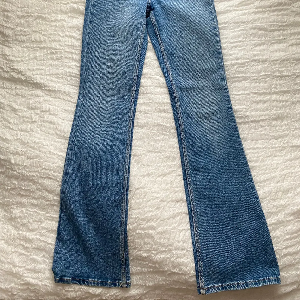 I princip oanvända jeans från Zara. Stretch material och lite utsvängda i benen✨🩵 (säljer då de är för små för mig) Skriv för mer info/fler bilder☺️. Jeans & Byxor.