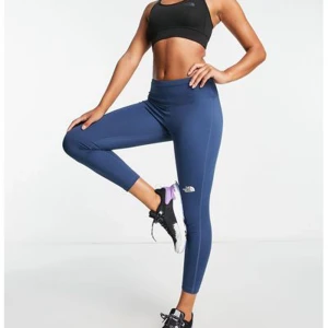 The North Face - Sköna träningtights från North Face. De är lite tjockare i tyget så är inte genomskinliga alls.  De är mörkblå/marinblå och är i bra skick!  Passar mig som är 38.  Nypris 500 kr