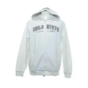 Hoodie/ zip-up som funkar perfekt nu till våren när man vill ha något svalare på sig. Jag skulle säga att den påminner mig om sommaren vid havet pågrund av färgerna💗