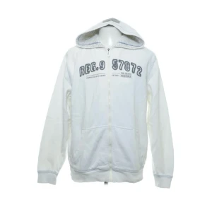 Vit tröja med tryck - Hoodie/ zip-up som funkar perfekt nu till våren när man vill ha något svalare på sig. Jag skulle säga att den påminner mig om sommaren vid havet pågrund av färgerna💗