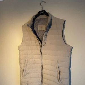 Dunväst från Massimo suttit  - Assnygg dunväst från Massimo dutti i perfekt skick. Sitter jätteskönt och är snygg som underplagg till overshirt etc.  Storlek M, personen på bilden är 188. Hör av er vid intresse!