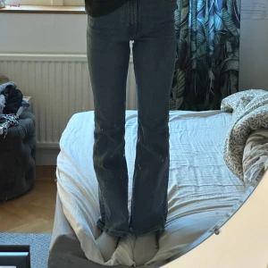 Blåa bootcut jeans - Säljer dessa super fina högmidjade bootcut/flare jeans då de aldrig kommer till användning. De är från hm i stl 34, ord pris är 200 kr så säljer de därför för 150 kr + frakt. Jeansen är använda några få gånger och är i fint skick. Öppen för frågor🙌🏼💞