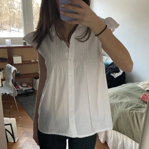 Blus - Supersöt blus. Älskar detaljerna med ärmarna att de sticker ut från axlarna. 