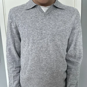 John Henric Tröja - Grå John Henric tröja. Knappt använd. Inga hål eller liknande. Storlek S men passar även M.