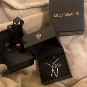 Maria Nilsdotter halsband i bokstaven ”N” silver, kedjan är i storlek 45 Använt 2 ggr säljer pga ingen användning. Kvitto, box medföljer Nypris 1790 Mitt pris 1350 du sparar 440kr♥️ 