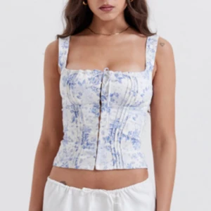 House of cb topp - Superfin blåblommig blus från House of cb