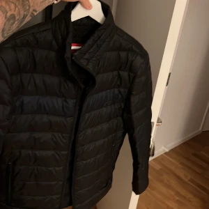 Hugo boss jacka  - Bra skick, använd 1 vår. Säljer pga använder ej. Köp för ca 4 år sen på ett köpcentrum i Köpenhamn för 4000kr. Mitt pris 600kr!
