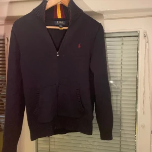 Stickad full zip från Ralph lauren - Barnstorlek, passar dig som är runt 165cm. Knappt några tecken på användning och inga tydliga slitage. Köptes för 1600kr Mitt pris-499kr Ser lite rosa ut men det är bara för ljuset.