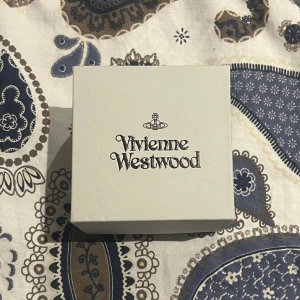 VVIVIENNE WESTWOOD PEARL NECKLACE - Tjena, säljer en Vivienne Westwood pearl necklace. Nypris på halsbandet ligger på cirka 3000kr, jag säljer för 750kr. Har du några frågor så får du gärna ställa dom så svarar jag ASAP!  Kvitto finns! 