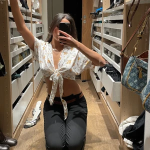 Topp - Super gullig topp med knyten fram. 