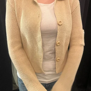Beige kofta  - Fin beige stickad kofta, som ny💕 