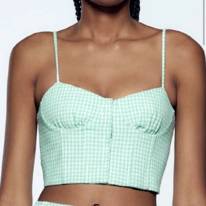 Topp - Säljer denna supersnygga topp från Zara, köpt för 229kr, finns inte kvar på sidan och sparsamt använd 💕