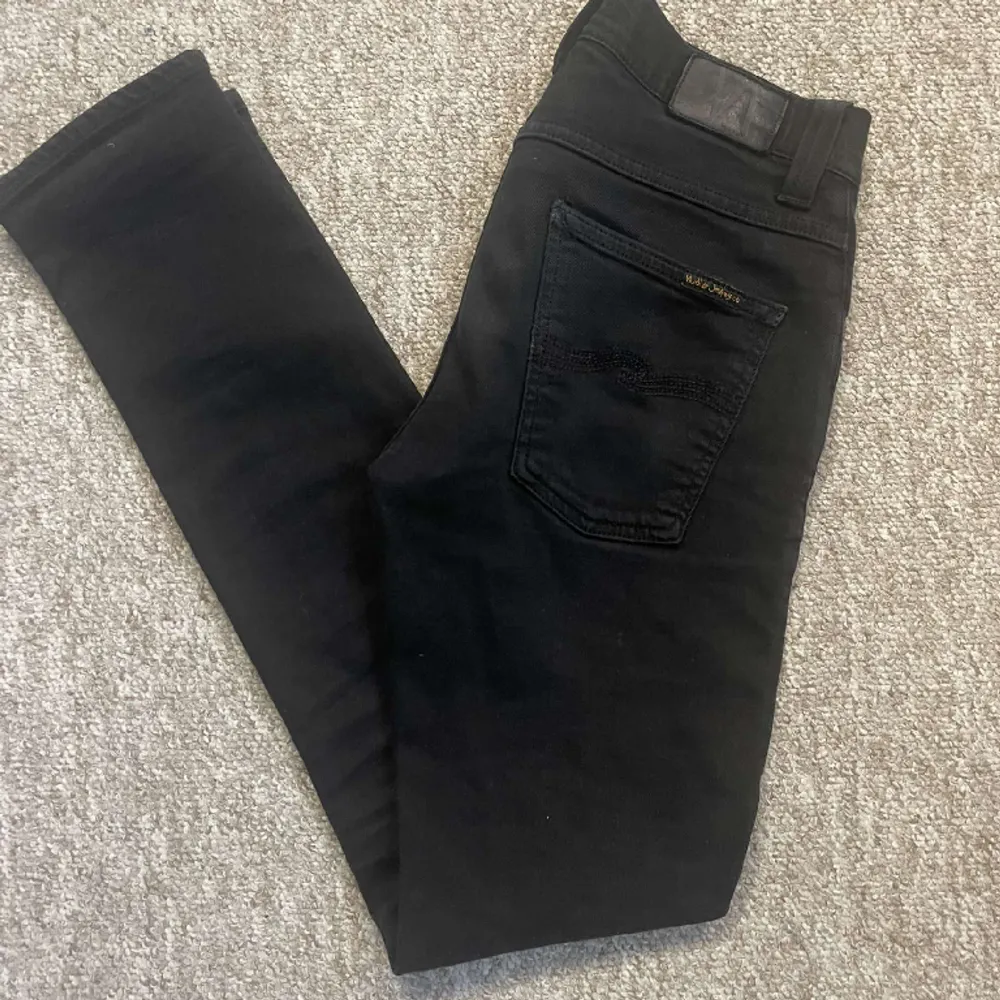 Säljer ett par schysst nudie jeans, som passar till det mesta!  W30 L32 Slim fit Tveka inte på att höra av dig vid minsta lilla fråga eller fundering!. Jeans & Byxor.