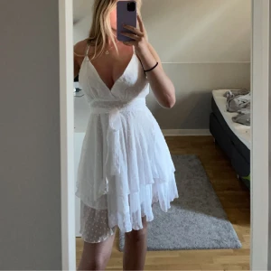 Vit klänning - Säljer en jättesöt klänning som är använd 1 gång🤍den är luftig och bekväm perfekt till sommaren🤍