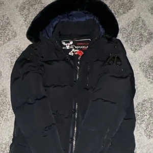 Moose Knuckles - Säljer min underbara Moose Knuckles jacka skick 10/10 använd bata 3 ggr storlek XL