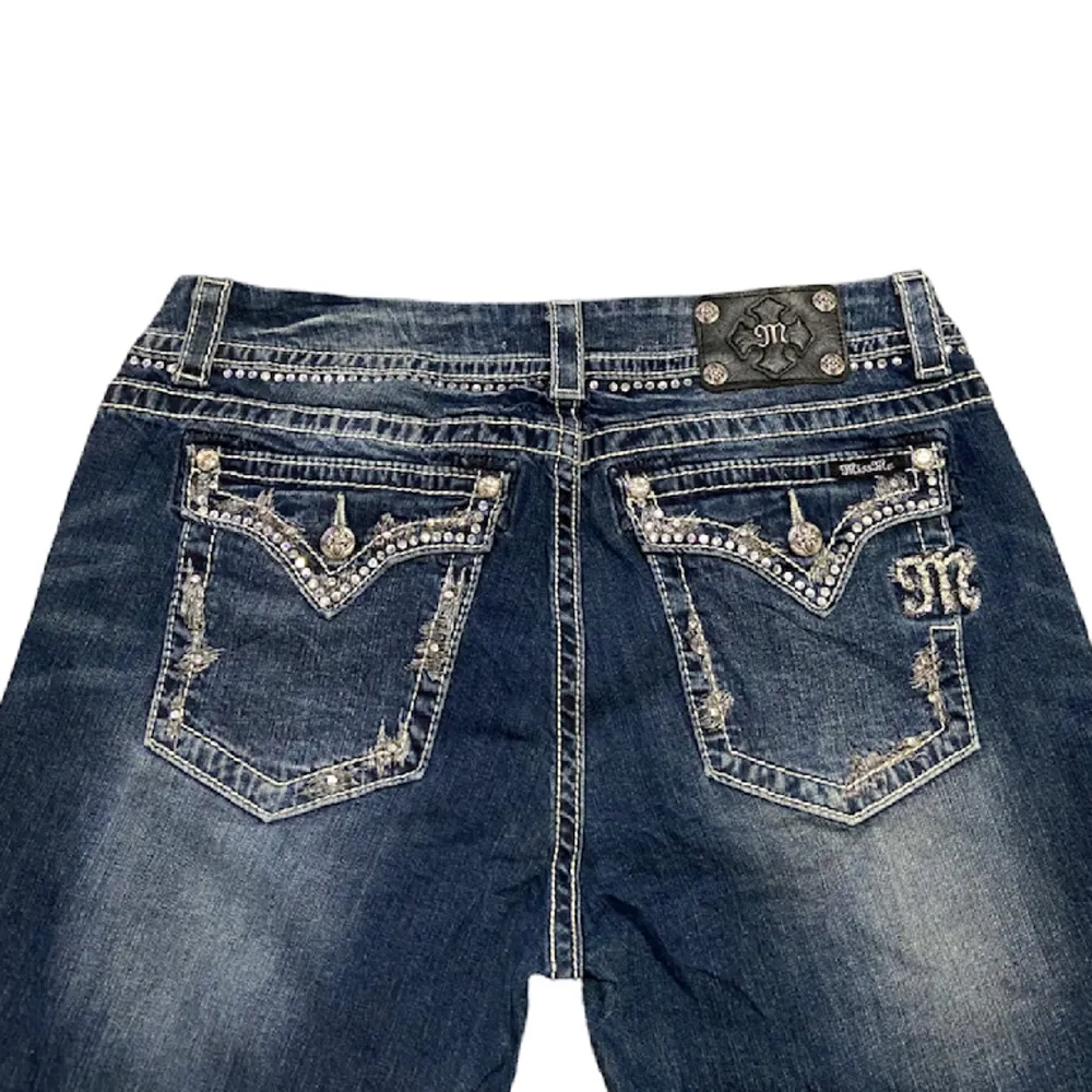 Miss me jeans i modellen ”JE8015E2L/EASY BOOT” Ytterbenet 110,5cm innerbenet 83cm och midjan rakt över 45cm. Kontakta vid intresse! . Jeans & Byxor.