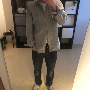 Polo Ralph lauren skjorta M - Soft Ralph lauren skjorta i stl M som passar Perra till sommaren. Modellen på bilden är 178 cm och skjortan är riktig skön och tunn. Skick 9/10, väldigt varsamt använd och inga skavanker/ urtvättning! Skriv vid funderingar och 