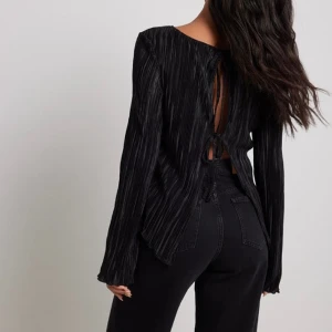 Topp NAKD - Finare topp från NA-KD i nyskick. Knytning i ryggen och endast använd 1 gång. Helt slutsåld på hemsidan och nypris är 399💞 Pris kn diskuteras så tryck inte köp nu!!!