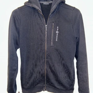 Sail Racing zip hoddie - Fint skick, 7/10. Nypris 1400kr Säljer eftersom blivit för liten för mig! Sparsamt använd.