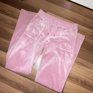 Juicy byxor  - Säljer mina juicy då jag rensar min garderob och vill gärna bli av med dom, knappt andvända fint skick köpt direkt från deras hemsida, kan tänka mig sänka priser vid snabb affär men gärna 500-600💗