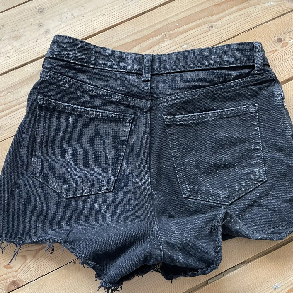 Jeans shorts använda en gång. Lite stentvättad tvätt på dem. . Shorts.