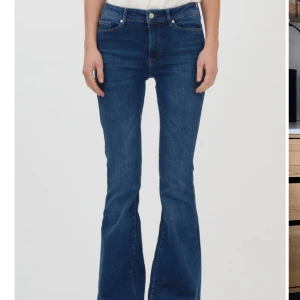 Flared Tomorrow jeans - Säljer helt nya utsvängda tomorrow jeans med lappen kvar, nypris 2000kr. Jeansen är tyvärr lite för stora och jag hann inte returnera dem i tid. Modellen är Albert flare Wash proto och storleken 29/34. Möts upp eller skickas, pris kan diskuteras💓 